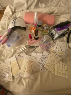 Nagel kit  - En massa saker för naglar! Går o köpa allt separat även!  Elektrisk fil, Uv lampa, Stickers/dekoration Massa glitter o gul/silver folie Nagel tippar 3 paket Nail prep, builder gel, lite clean of sulution, test fingrar, chrome tip coat + poweder,3 topcoat