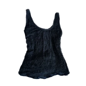 Paljett Linne - Superfint svart linne med paljetter köpt second hand. Paljetterna verkar sitta fast, bra skick. Har dock sytt in den va 2 cm på vardera sida, passar s-m💕