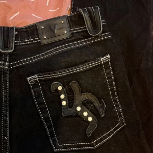 jeans - säljer dessa skit snygga jeans, köpte dom här på plick, dom har snygga detaljer på fickorna och säljer då dom tyvärr är för små för mig, storleken står ej men skulle säga 34