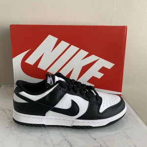 Nike dunk low panda - Storlek 44 Women  Aldrig använda  Kvitto finns och original box medföljer vid köp  Väldigt efterfrågad sko och svår att få tag på
