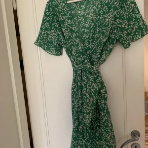 Omlottklänning  - Från SHEIN men sällan använd. Passar S-M