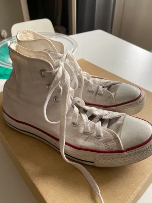 Vita Converse  - Snygga vita Converse, säljes då de knappt använda längre💕 Köparen står för frakten💓