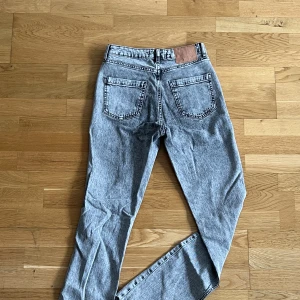 Gråa Jeans - Högmidjade  Bootcut med slits