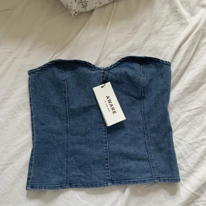 jeans topp - Säljer denna jeans toppen från zalando, den e helt oanvänd 