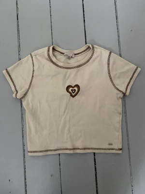 Beige magtröja med hjärta - Hej! Nu säljer jag denna tröjan från pull & bear. Köpt i London. Den är i Xs och använd några få gånger.  Hoppas att den passar dig!  Såklart tvättas de innan de skickas iväg hem till dig! Tack!🤗💕