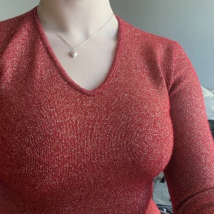 Festtopp - Röd/guldig glittrig vintage festtopp ✨ från tidigt 00-tal! Märkt storlek M men känns lite mindre, dock stretchig så passar XS-M ❣️