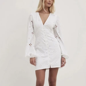 Studentklänning  - Säljer denna helt oanvända studentklänning från NA-KD som är helt slutsåld på hemsidan.. skriv för fler bilder, prislappen finns kvar!