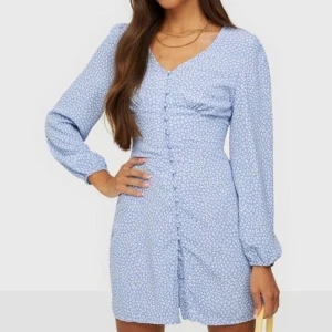 Klänning  - Helt ny med lappar kvar. Ge gärna egna bud om pris inte passar. Är öppen för förslag!