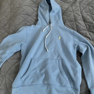 Polo ralph lauren hoodie  - Storlek S Helt okej skick  Kan frakta eller mötas upp 