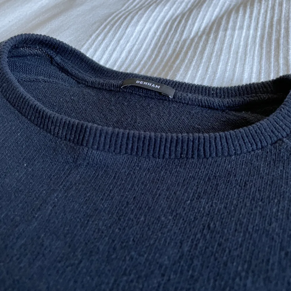 Mjuk och go långärmad tröja från Denham. Använd få gånger. Ganska lång i både ärmar och kropp. . Tröjor & Koftor.