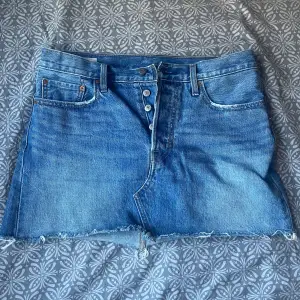 Min absoluta favorit jeans kjol från Levis!! Tyvärr är den för liten och därför säljer jag den. Superfin i storlek w29! 310kr (priset kan diskuteras vid snabb affär) 💕