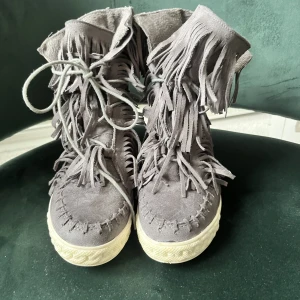 Skor!! - As snygga skor med kilklack i ungefär samma höjd som marant klacken❤️