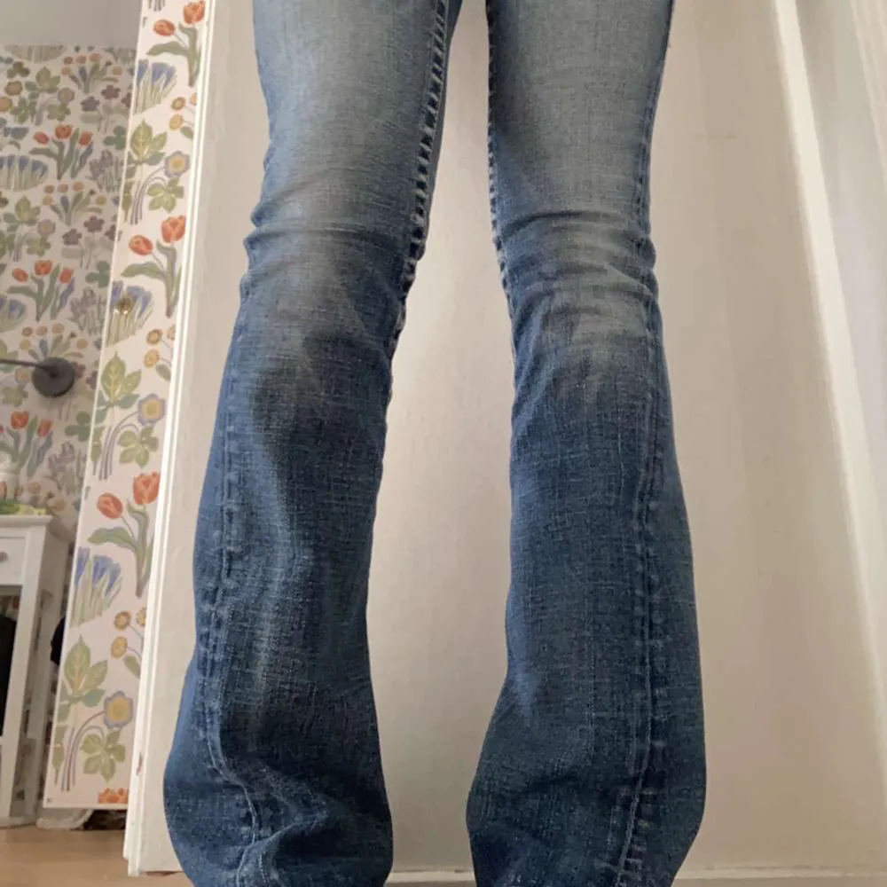True religion jeans i storlek 25! Bra skick och flare😊. Jeans & Byxor.