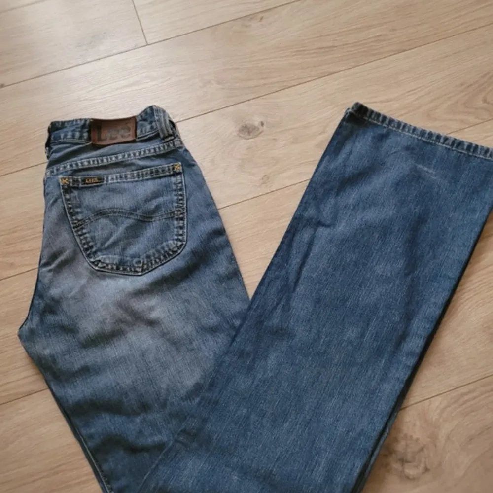 Säljer ett par jätte snygga lågmidjade bootcut jeans från Lee. Köpta secondhand men var tyvärr för små! Midjemåttet är 36cm och innerbenslängden är 83 cm💗 Skriv privat om du har fler frågor så svarar jag så snabbt som möjligt💗. Jeans & Byxor.