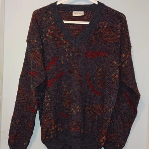 Stickad tröja i olika färger - Stickad v-ringad tröja med fint mönster och mörka färger! 