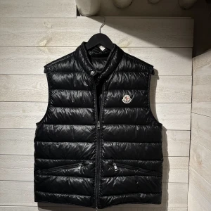 Moncler gui väst - Svart moncler gui väst Skick 9/10 Storlek 2 Pris 3200 Kom gärna med bud eller trades