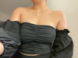 Topp med puffiga ärmar✨ - En likadan topp fast i svart, dock i en mindre storlek (M), lite mer åt det tighta hållet så funkar jättebra till nån som bär storlek S med☺️💗