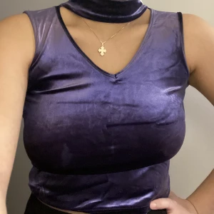 Snygg tröja i velour😝💗💅🏼 - Tröja i materialet velour som jag köpte på humana. Säljer den för att jag inte använder den längre😊 materialet är väldigt väldigt stretchigt✨😚💓 köparen står själv för frakten!🦩