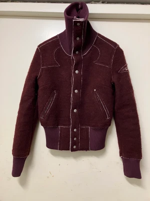 Diesel jacka - Snygg jacka från Diesel. Inköpt förra året i L.A, knappt använd.  Stl S