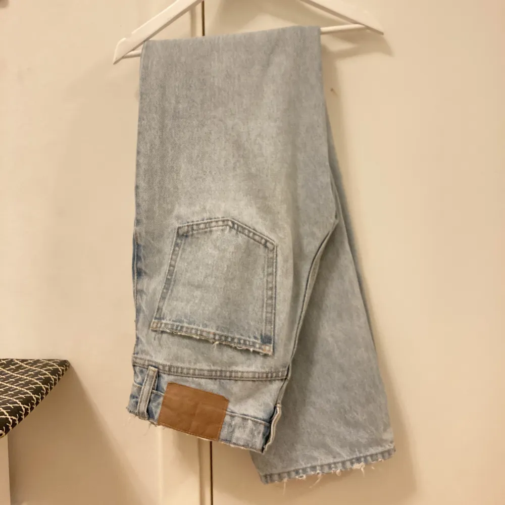 Säljer mina ljusa mid rise jeans från zara. Dom är superfina men kommer tyvärr inte till användning. Långa på mig som är cirka 178. Skriv till mig om du är intresserad att köpa. Köpta för 360 kr och säljer för 200+frakt, priset kan diskuteras🌟🙌🫶🏼. Jeans & Byxor.