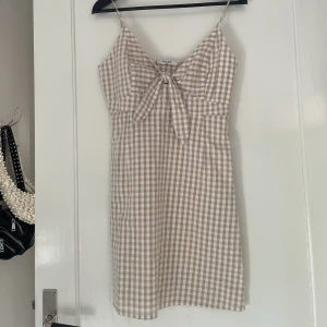 Klänning  - Somrig klänning från NA-KD☀️ Perfekt klänning att ta på sig över bikinin! Sparsamt använd Hör av dig vid frågor!💖