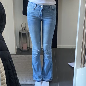 Jeans - Bootcut jeans från ginatricot där jag har klippt egna hål vid knäna, och sedan klippt ner dem. Ganska små i storleken men fina ändå😍😍😍