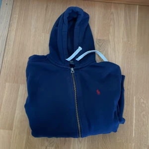 Ralph Lauren - Äkta Ralph Lauren tröja storlek M, använt skick med en liten missfärgning  på baksidan.