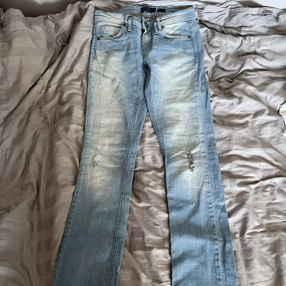Lågmidjade ljusa jeans från Only. Så fin färg! Passformen är straight/bootcut. Skriv för intresse eller fler bilder💞. Jeans & Byxor.