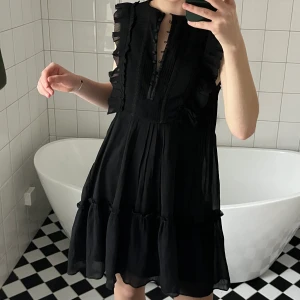 Svart klänning - Så snygg kort klänning med jättefina detaljer! Storlek 34 💕💕