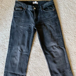 Lågmidjade jeans - Säljer dessa lågmidjade jeans från zara då de är lite för korta på mig, är 165. Använda 1 gång. Storlek 38 men passar även en 36.