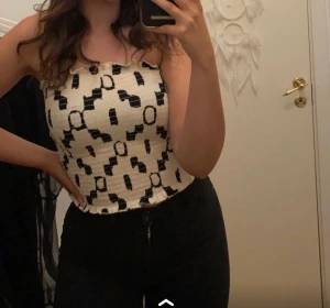 Söt topp - Säljer denna topp från H&M🤍 Använd endast 1 gång. Stl S🤍 Jätte gullig topp med den kom inte till användning :/ 