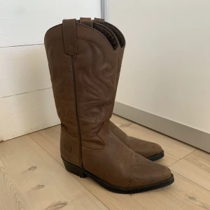 Cowboy boots - Supersnygga och trendiga cowboy boots! gör outfiten så mycket snyggare. Köpta secondhand! Storlek 36 men passar mig med storlek 38🙏🏼