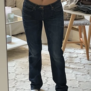 Acne low waist jeans - Acne jeans med låg midja! Sitter perfekt på mig som är w26-27💕rak modell☺️