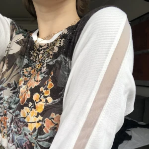 Långärmad T-shirt - Långärmad T-shirt/tröja från Sani Blu i 100% viskos! Så snyggt blommigt mönster och så fina detaljer på ärmarna ☺️✨ Strl S/M beroende på hur man vill att den ska sitta. Skriv till mig för fler bilder! Skickar gärna 💕