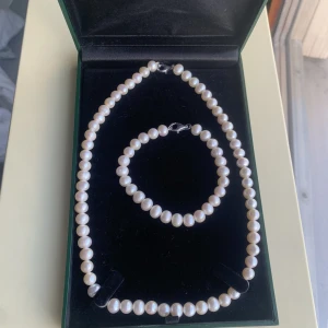 Pärlhals och armband - Pärlhals och armband  Äkta pärlor Köpta för 1399kr