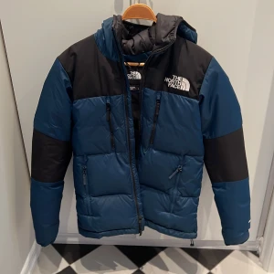 North face mörk blå och svart - En skysst höst vår och vinter jacka original pris 2800 har endast använts tre gånger utomhus