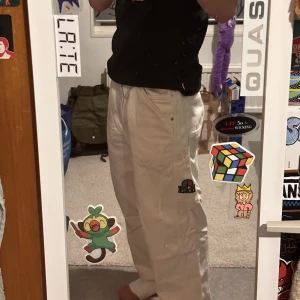 Vita baggy byxor  - Ha haft de ett bra tag och användes en gång så tycker någon som faktiskt kommer ta på sig de kan få köpa de!