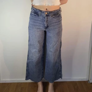 blåa culotte jeans från H&M - blåa jeans från H&M i culotte modell och storlek 38. möter ej upp, postar enbart 🌸