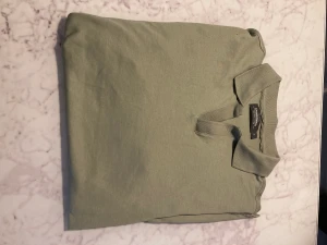 Grön piké tröja - Som ny, aldrig använd. Köpt på Dressmann. Ljusgrön, perfekt för sommaren!