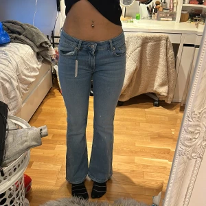 Blåa low waist jeans - Helt oanvända! Köpta för 400 kr☺️Säljer pågrund av att det är lite korta på mig, jag är 167. Jag tror de skulle passat bättre på någon som över runt 160-165.  Köparen står för frakt! 