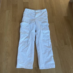 Vita cargo byxor  - Vita cargos mid waist. Jättefina byxor som använts 2 gånger då dem är lite för korta för mig som är 171cm. Str 36-38 ordinarie pris 399kr❤️