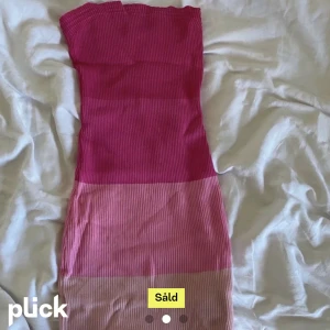 klänning - super söt figursydd klänning i stl S/M Säljer för 100+frakt💛💛 priset kan diskuteras