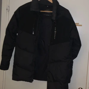 Sail racing jacka - Den är i fint skick. Dock utan luva men tycker att den är jävligt snygg utan. Haft den början av vintern men som man kan se är det är gammal modell.