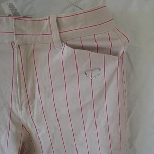 Randiga kostymbyxor - Nyskick! Midjemått: 71cm Innerbenslängd: 73cm Dem är raka i modellen så lite utsvängda nedanför knäna. Tryck inte på köp nu utan skriv till mig först 💌