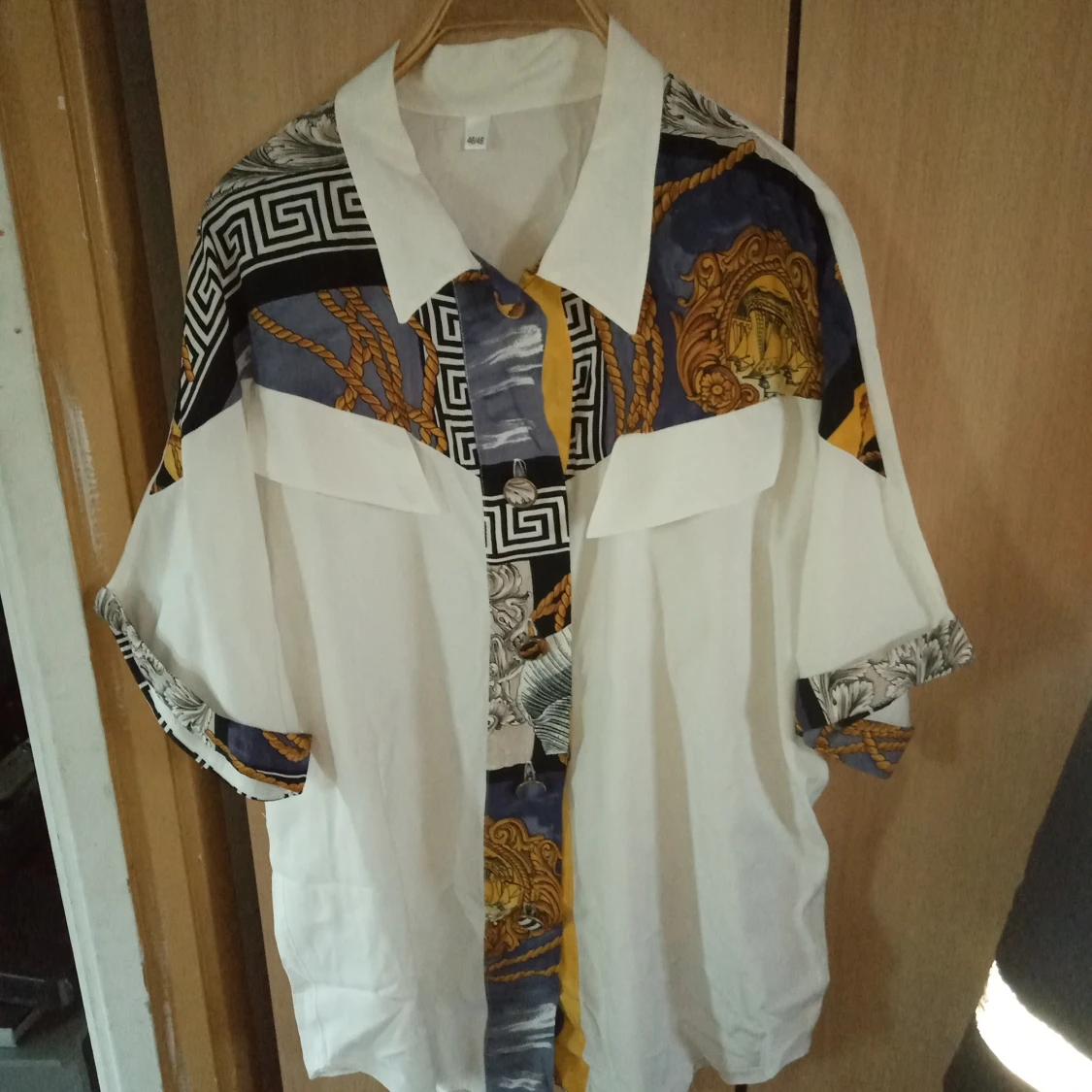 Blus vit mönstrad i storlek 46 /48 . - 90