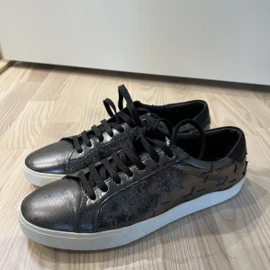 Saint Laurent skor - Hej! Säljer ett par Saint Laurent skor i nyskick. Skorna är endast använda en gång