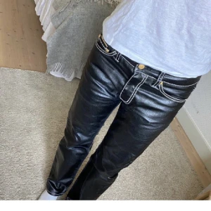 Eytys byxor - Säljer dessa assnygga eytys jeans i storlek 24/32. Dem är midwaist och raka. köpt för ca 2600 kr (kommer inte riktigt ihåg). Säljer pga dem blev försmå och hann tyvärr bara använda dem ett par gånger. Inga slitningar och i nyskick. 