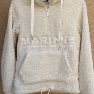Fluffig vit pile - En fluffig vit långärmad tröja med 1/4 zip 🤍 Endast använd en gång och är i bra skick 🤍 Storlek xs men passar ”fitted” på S 🤍