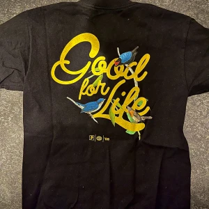 t shirt med tryck.  - Trendig t shirt.  Sparsamt använd. 