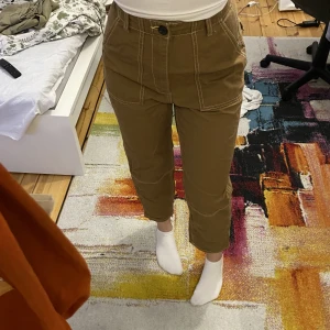 Khaki byxor med vit sömn  - Supersnygga khaki byxor med vit sömn, sparsamt använda. Säljer eftersom de är lite korta för mig som är 164 och lite små :/ Säljer ett par liknande svarta. Skriv vid intresse!❤️❤️